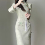 Long-style green cheongsam with new Chinese style elements of traditional Chinese culture